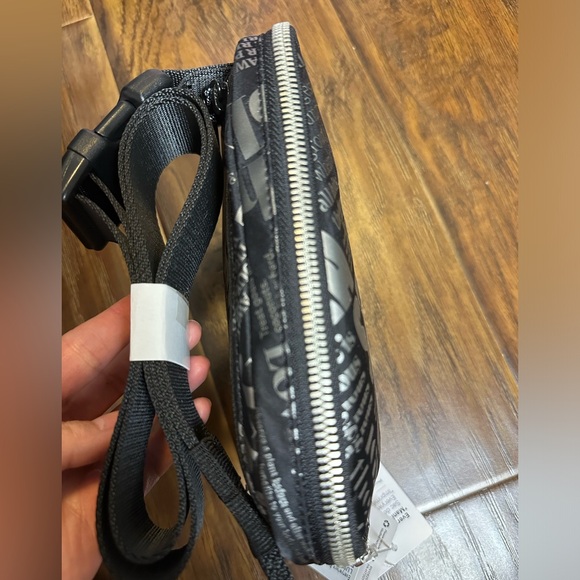 Lululemon Everywhere Belt Bag NWT - Picture 4 of 6